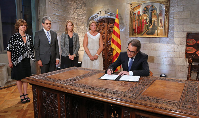 Firma del decreto de convocatoria para las elecciones del 27 de septiembre